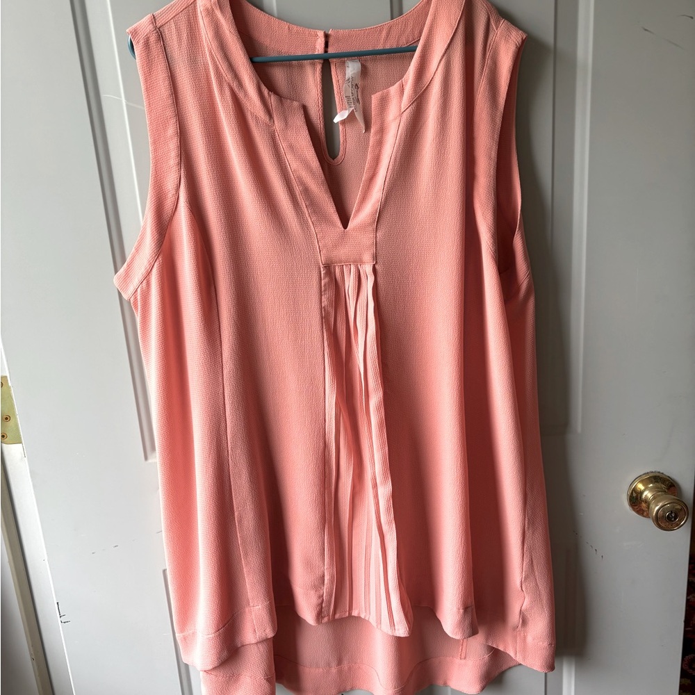 Sleeveless tunic made of crinkly fabric in a pretty peach tone